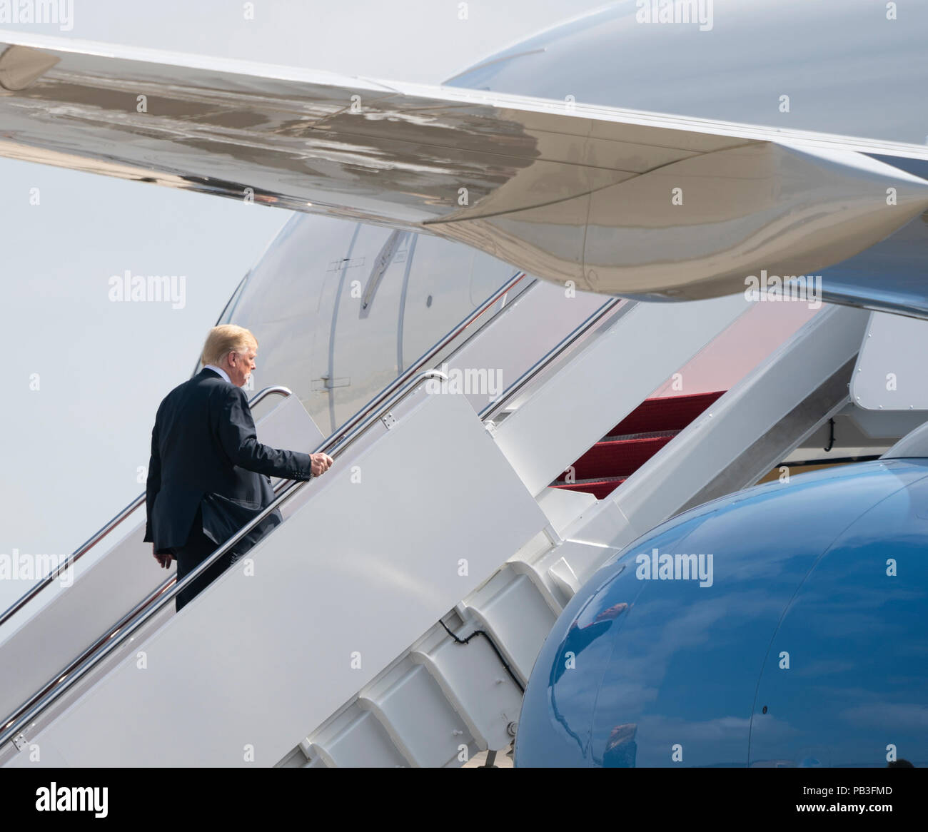 Il Presidente degli Stati Uniti, Trump commissioni Air Force One a base comune Andrews, Maryland, in rotta per eventi in Illinois, Missouri e Iowa, 26 luglio 2018. Credito: Chris Kleponis/Piscina via CNP | Utilizzo di tutto il mondo Foto Stock