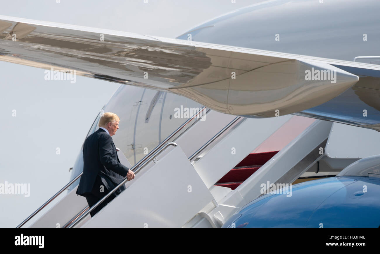 Il Presidente degli Stati Uniti, Trump commissioni Air Force One a base comune Andrews, Maryland, in rotta per eventi in Illinois, Missouri e Iowa, 26 luglio 2018. Credito: Chris Kleponis/Piscina via CNP | Utilizzo di tutto il mondo Foto Stock