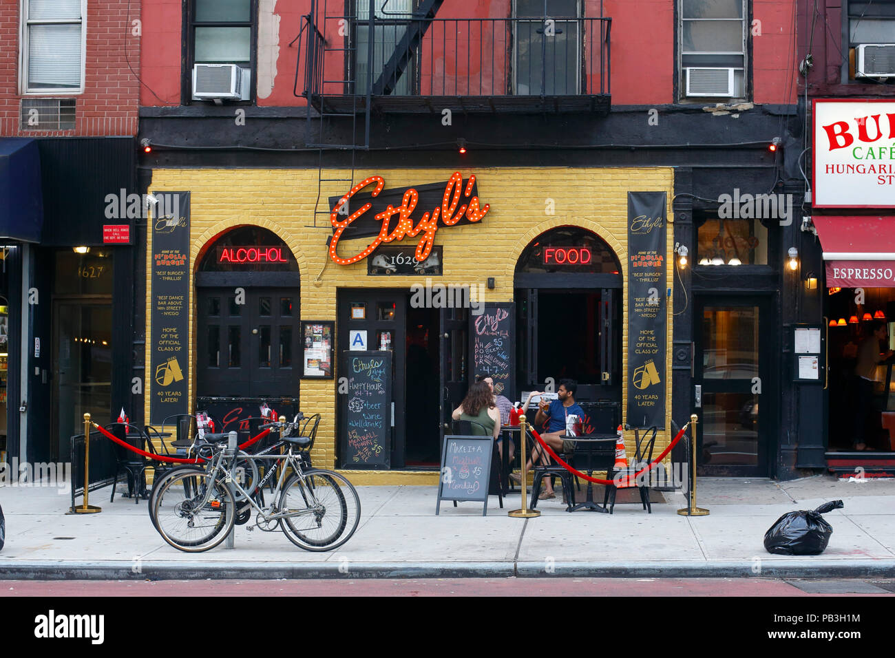 Etil alcol e cibo, 1629 2° Ave, New York, NY. esterno alla vetrina di un degli anni settanta bar a tema nella Upper East Side di Manhattan. Foto Stock