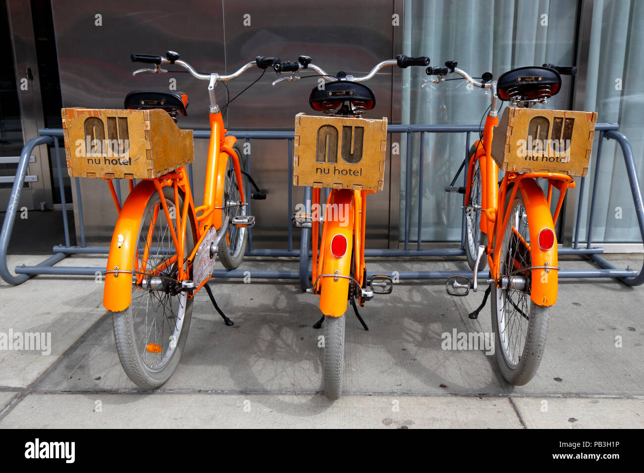 Arancione incrociatori della bicicletta al di fuori di NU Hotel Brooklyn Foto Stock