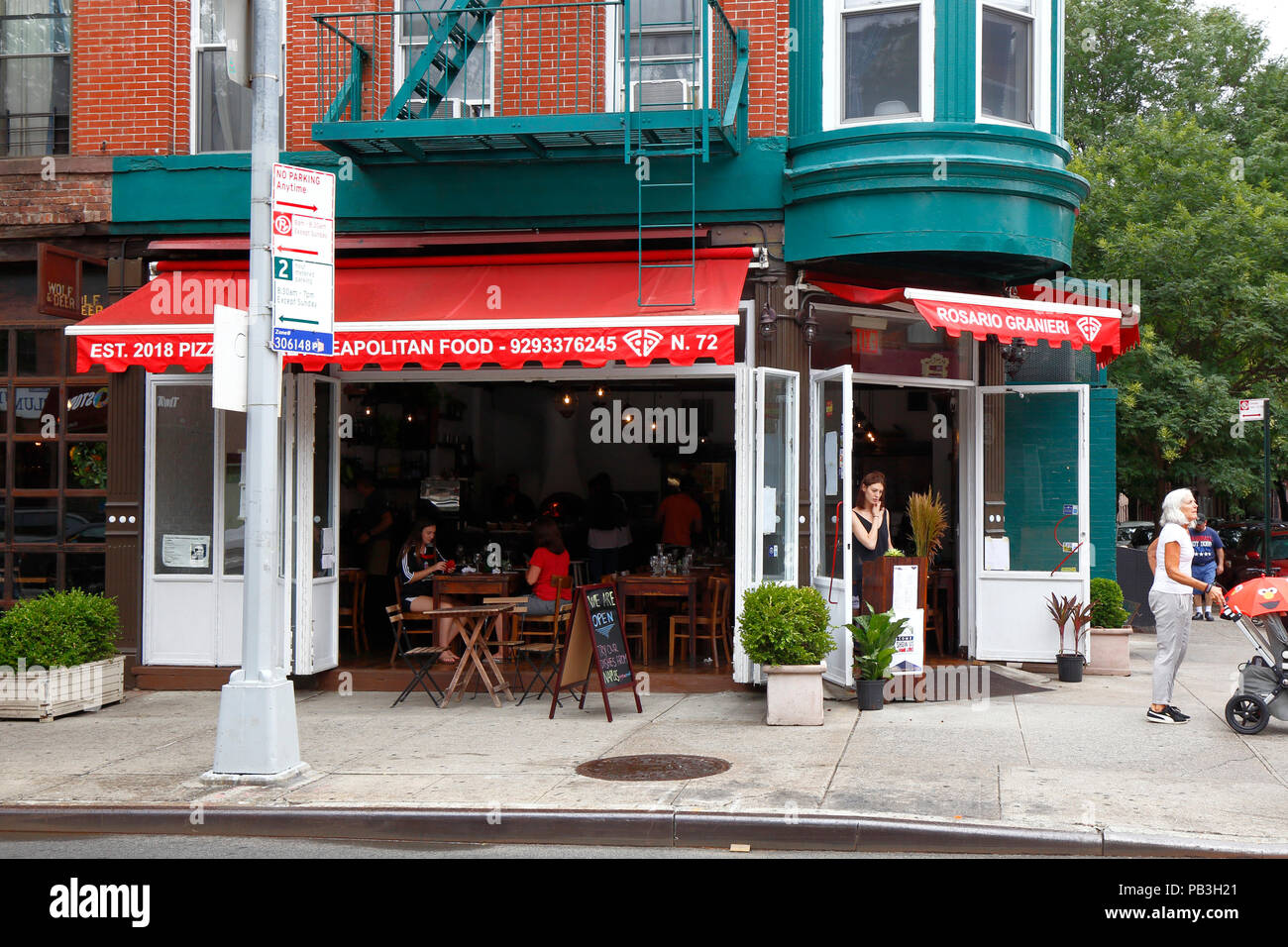 Il segreto della pizza napoletana da alimentare Rosario Granieri, 72 5th Ave, Brooklyn, New York. esterno alla vetrina di un ristorante italiano a Park Slope. Foto Stock
