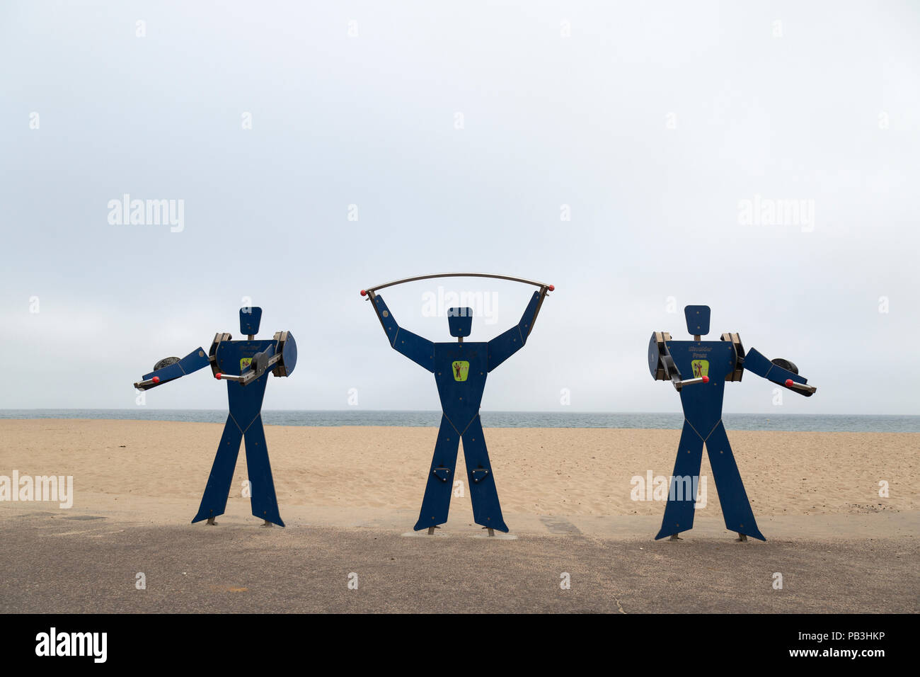 Attrezzature per esercizi in forma di figure umane di fronte al mare a Bournemouth, Inghilterra, Regno Unito. Foto Stock