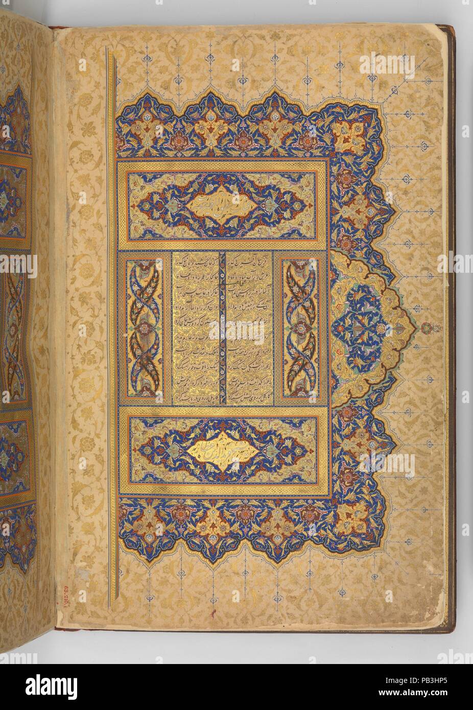 Frontipiece illuminato di un manoscritto del Mantiq al-tair (lingua degli uccelli). Autore: Farid al-Din 'Attar (ca. 1142-1220). Calligrapher: Sultan 'Ali al-Mashhadi (attivo fine del XV e gli inizi del XVI secolo). Dimensioni: 7,75 in. alta 4,50 in. ampia (19,7 cm di altezza 11,4 cm di larghezza). Illuminatore: Zain al-Abidin al-Tabrizi. Data: testo: datato A.H. 892/ A.D. 1487; illuminazione: ca. 1600. Qui possiamo vedere il blocco di testo del Mantiq al-Tair, insieme con la sua elegante vincolante. Mentre il colophon del testo principale è datata 1487, il manoscritto fu completata dopo la sua entrata in possesso della regola di Safavid Foto Stock