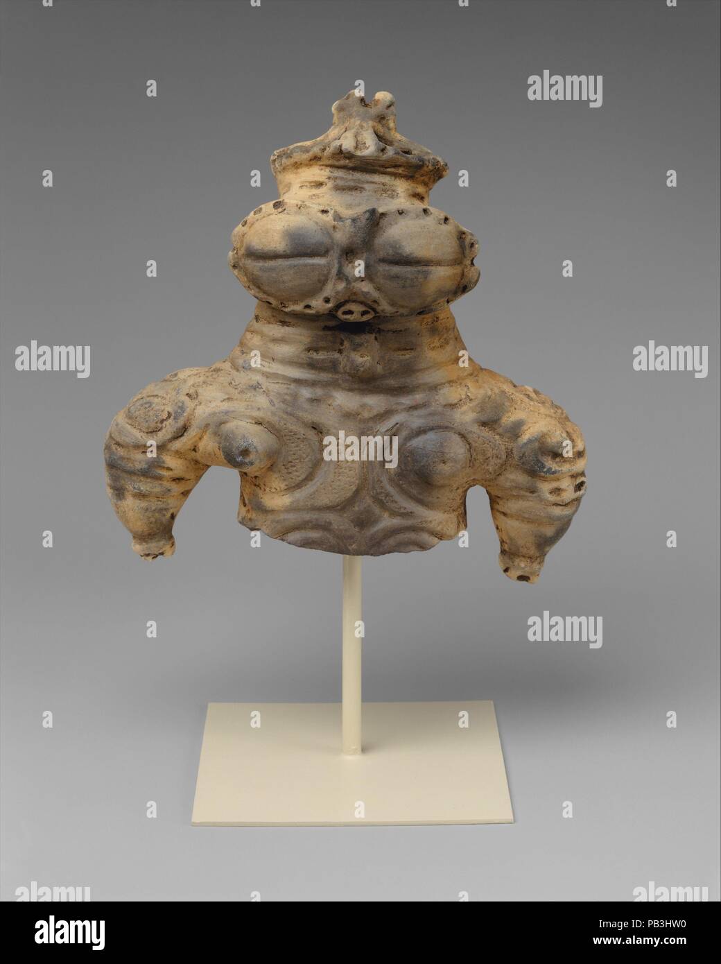 Dogu (Figurine di argilla). Cultura: il Giappone. Dimensioni: H. 6 1/2 in.  (16,5 cm); W. 6 3/8 in. (16,2 cm); D. 3 1/8 in. (7.9 cm). Data: 1000-300  BC. Questo stilizzata, figurine