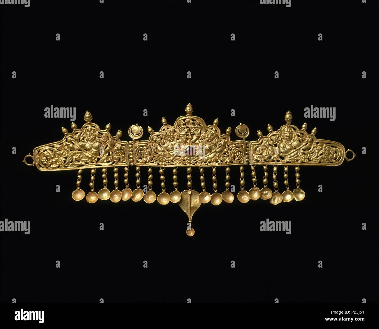 Diadema con Kinnaris (Half-Bird, Half-Female Creature). Cultura: India (Jammu e Kashmir, antico regno del Kashmir). Dimensioni: H. 4 5/8 in. (11,8 cm); W. 11 1/8 in. (28,3 cm). Data: 9th-10secolo. Questo in tre pezzi diadema repoussé è un raro esempio di primi gioielli indiani. Quattro kinnaris--half-bird, semi-femmina celebranti celeste--dominano il design. Fu probabilmente costruito nel Kashmir, a giudicare dalla somiglianza del kinnaris a quelle rappresentate nel nono secolo di tempio di Avantisvamin a Avantipur, Kashmir. Museo: Metropolitan Museum of Art di New York, Stati Uniti d'America. Foto Stock