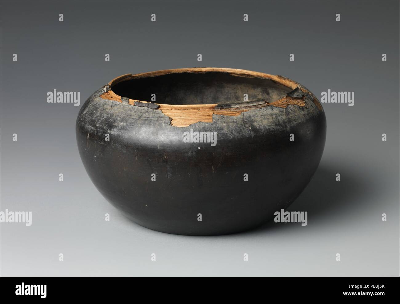 Ciotola. Cultura: la Cina. Dimensioni: H. 4 13/16 in. (12,2 cm); Diam. 8 5/8 in. (21,9 cm). Data: 9th-10secolo. Museo: Metropolitan Museum of Art di New York, Stati Uniti d'America. Foto Stock