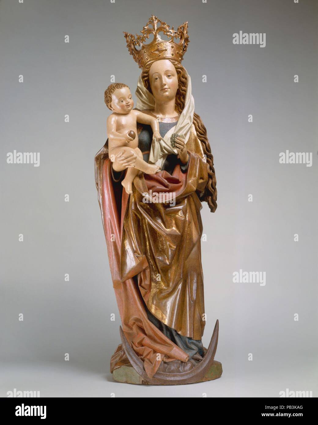 Madonna e Bambino su una falce di luna. Cultura: tedesco. Dimensioni: complessivo: 75 1/2 x 27 1/4 x 17a. (191.8 x 69,2 x 43,2 cm) Complessivo: 102lb. 46266.9(g). Data: ca. 1480. Scolpita in altorilievo, questa scultura fu senza dubbio il gruppo focale nel santuario centrale di una grande pala d altare alato di un tipo che fiorirono nella Germania meridionale e in Austria nel periodo tardo gotico. L immagine della Vergine su una falce di luna riflette la visione di San Giovanni (Apocalisse 12:1): "una donna vestita di sole e la luna era sotto i suoi piedi." L'Orb detenute da Cristo significa il suo ruolo come righello spirituale di th Foto Stock