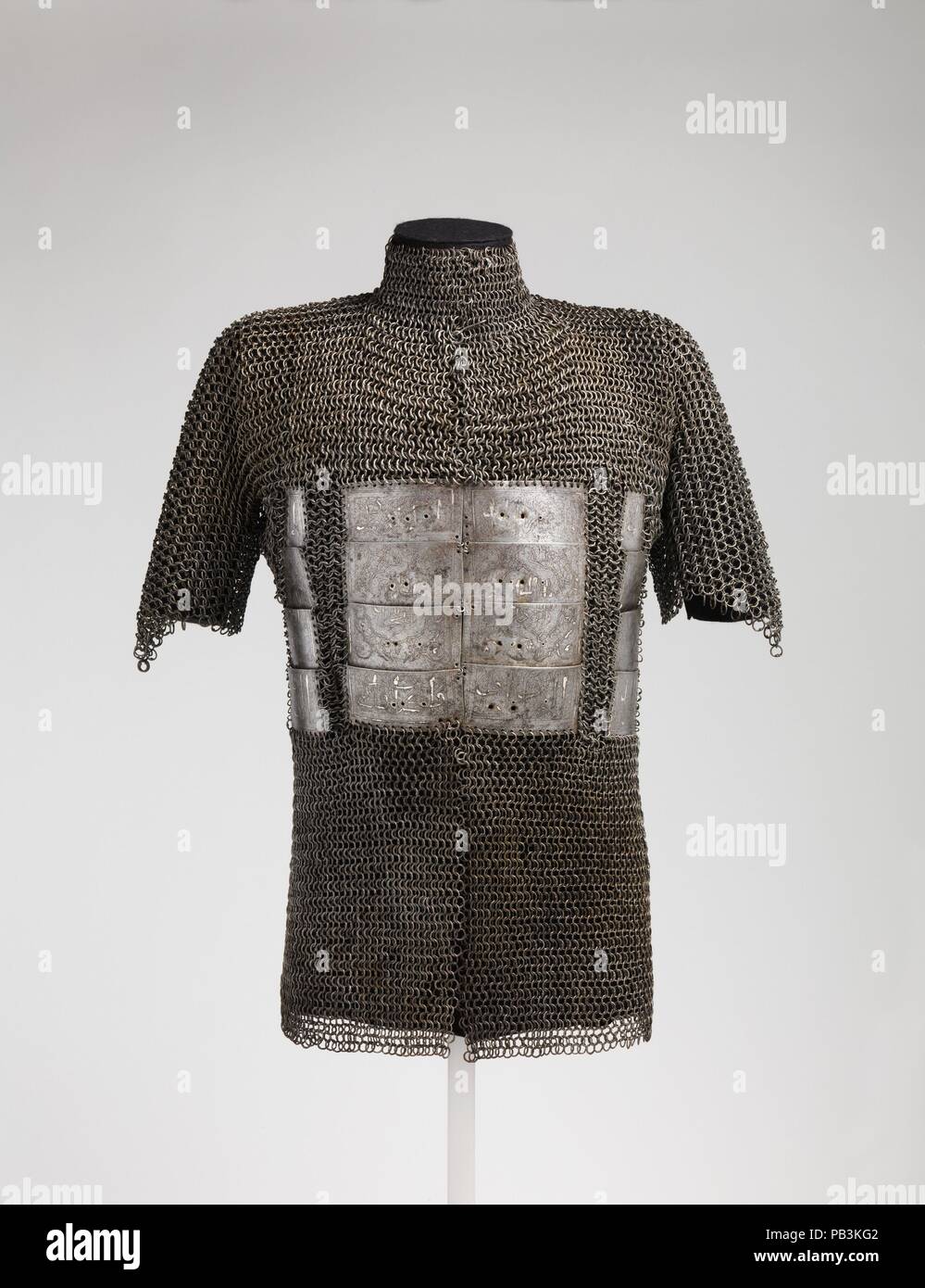 Shirt della Posta e la piastra. Cultura: la Turchia, eventualmente Istanbul. Dimensioni: come montato, H. circa 32 a. (81,3 cm); W. circa 27 a. (68,6 cm); Wt. 22 lb. 2 oz. (10,07 kg). Data: tardo XV-XVI secolo. L'Arabo iscrizioni in lode di un righello non identificato ("Khan, il saggio") sono simili a quelli trovati sul turbante caschi attribuita al Ak-Koyunlu (bianco pecore Turkoman) nel nord-ovest dell'Iran e l'Anatolia. Museo: Metropolitan Museum of Art di New York, Stati Uniti d'America. Foto Stock