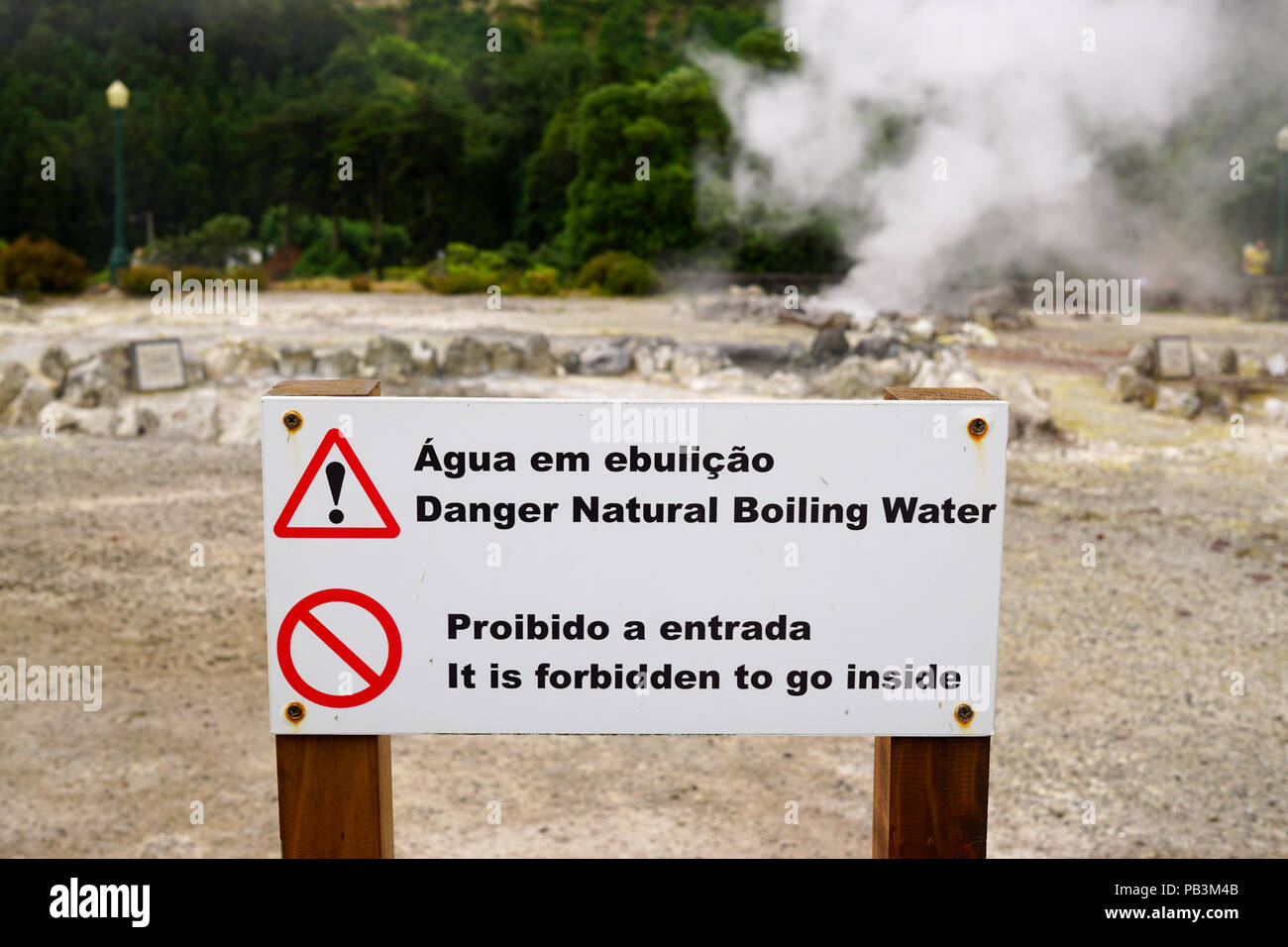 Segno di avvertimento del caldo, acqua bollente da sorgenti calde di Furnas, Sao Miguel, Azzorre Foto Stock