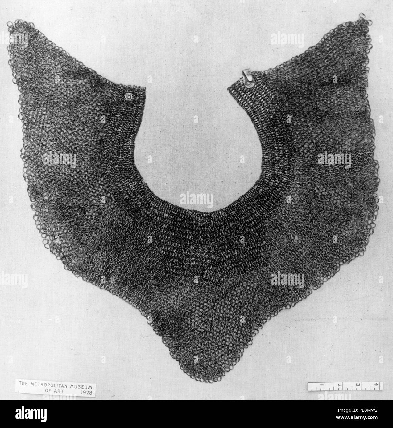 Il collare della Posta. Cultura: tedesco. Dimensioni: H. 25 7/8 in. (66,0 cm); H. ripiegato 12 13/16 in. (31,0 cm); W. 20 a. (51,0 cm); W. ripiegato 18 1/2 in. (47,0 cm); Diam. (Esterno) del collare links 13/32 in. (8,5 mm); Diam. (All'interno) del collare links 3/16 in. (4.6 mm); Diam. (Esterno) di scialle links 3/8 in. (8,3 mm); Diam. (Interno) di collegamenti 9/32 in. (6,6 mm); Wt. 2 LB 9 oz. 1162.3 (g).. Data: XVI secolo. Museo: Metropolitan Museum of Art di New York, Stati Uniti d'America. Foto Stock