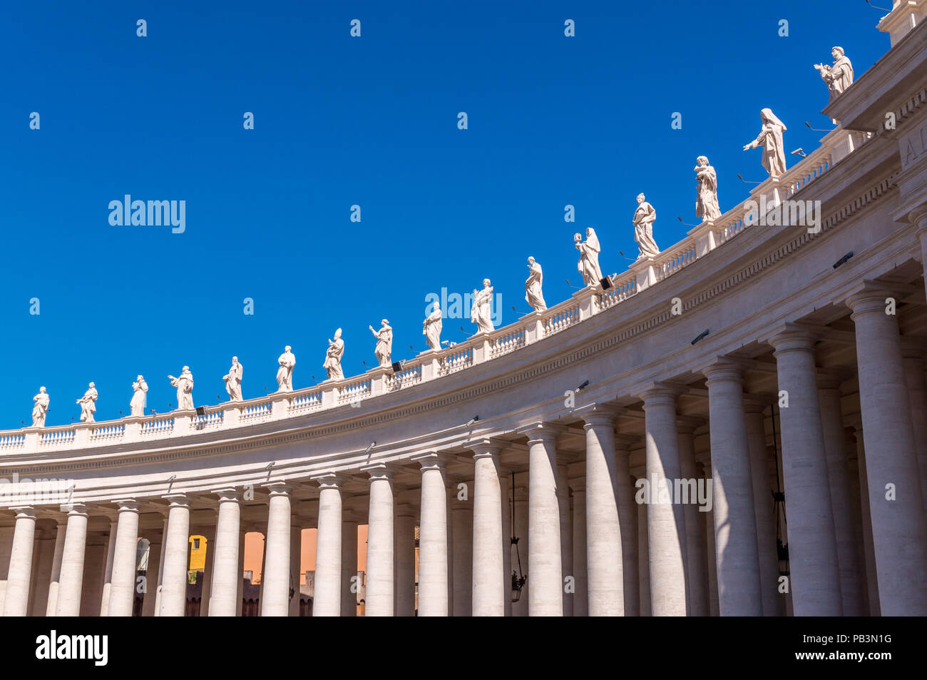 Il colonnato del Bernini in Piazza San Pietro in Vaticano, Roma (Italia) Foto Stock