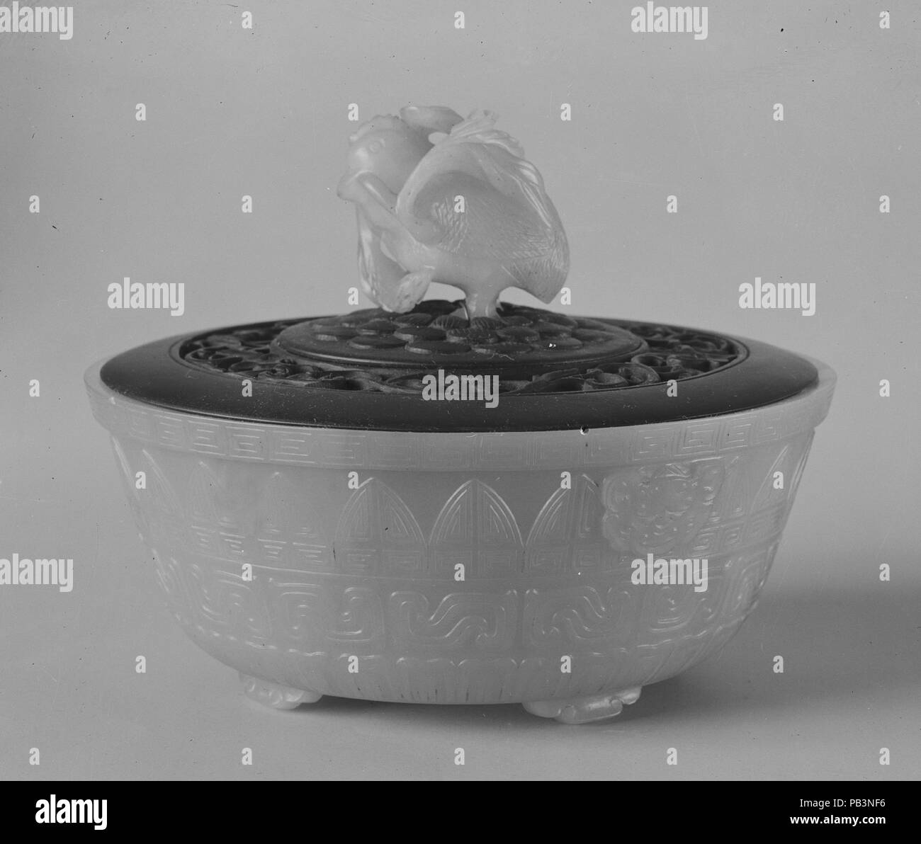 Ciotola. Cultura: la Cina. Dimensioni: H. 2 1/4 in. (5.7 cm); W. 5 1/4 in. (13,3 cm). Museo: Metropolitan Museum of Art di New York, Stati Uniti d'America. Foto Stock