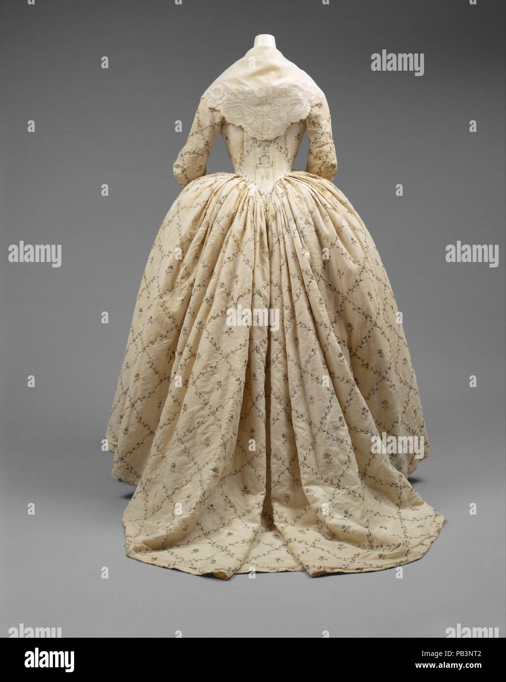 Robe à l'italienne. Cultura: francese. Data: 1784-87. <p>il cotone è emersa come un tessuto di moda nel 1780s con la <em>chemise à la reine</em>, il cambio di cotone favorita da Maria Antonietta inizio in questo decennio turbolento. Come sempre, abbigliamento era politico e implicazioni internazionali. Uno dei principali motivi di Lione i produttori di seta inveito contro la riduttiva abbigliamento moderno è che la loro sete di lusso sono stati abbandonati in favore di cotoni importati dall'India, confermato in costume sulla destra da un tessitore mark nella bocchetta.</p>. Museo: Metropolitan Museum of Art di New Yo Foto Stock