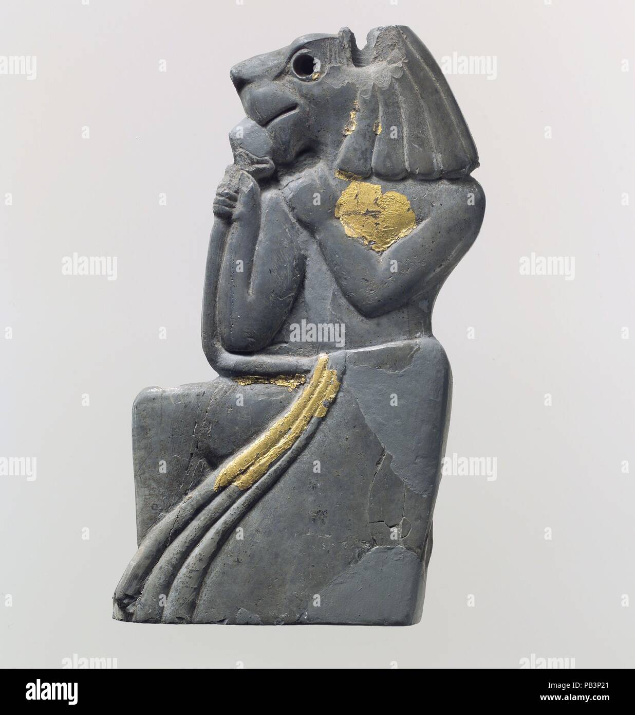 Frammento di placca: inginocchiarsi lion-intitolata la figura. Cultura: Vecchia assiro colonia di trading. Dimensioni: 3 7/8 x 1 7/8 in. (9,8 x 4,8 cm). Data: ca. Il XVIII secolo A.C. Questa figura appartiene a un gruppo di avori scolpiti, principalmente elementi di arredamento, probabilmente trovato presso il sito di un palazzo a Acemhöyük in Anatolia centrale. La maggior parte degli avori mostrano immagini prese in prestito e trasformato da fonti egiziane, come la creatura ibrido mostrato qui che unisce umano e funzioni di Lion. In Egitto, rappresentazioni di leonessa dee è apparso come presto come il Vecchio Regno. Questa creatura con la sua postura in ginocchio e Foto Stock