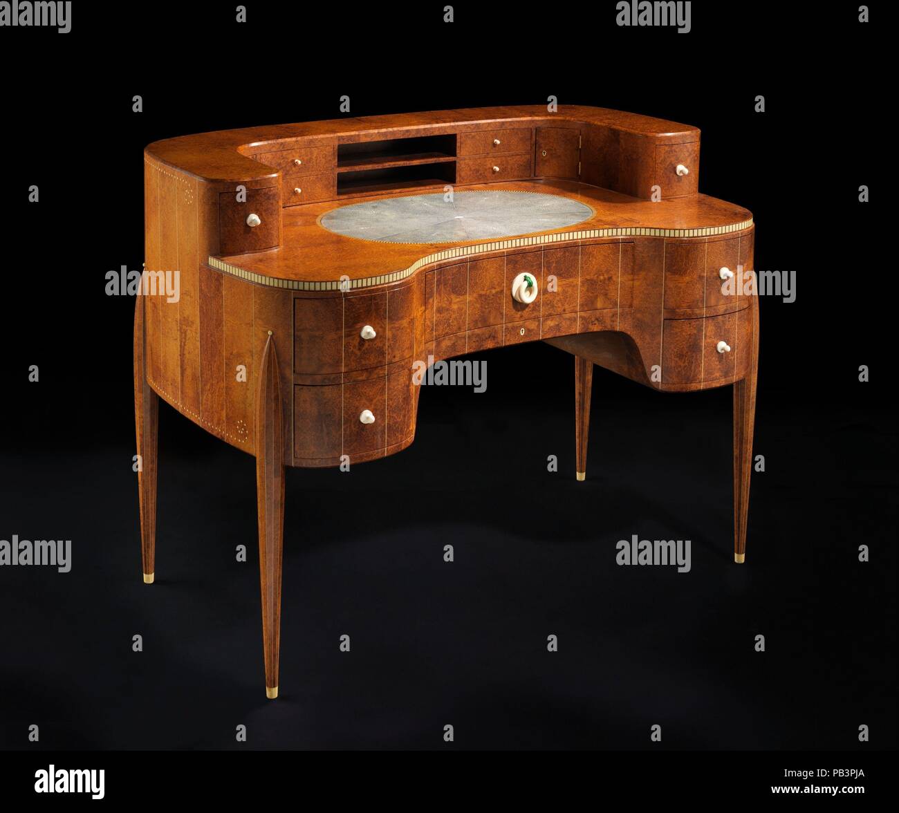 David-Weill' Desk. Progettista: Émile-Jacques Ruhlmann (francese, Parigi  Parigi 1879-1933). Dimensioni: 37 1/2 x 47 1/2 x 29 1/2a. (95,3 x 120.7 x  74.9cm). Data: ca. 1918-19. Questa scrivania è basato sul francese