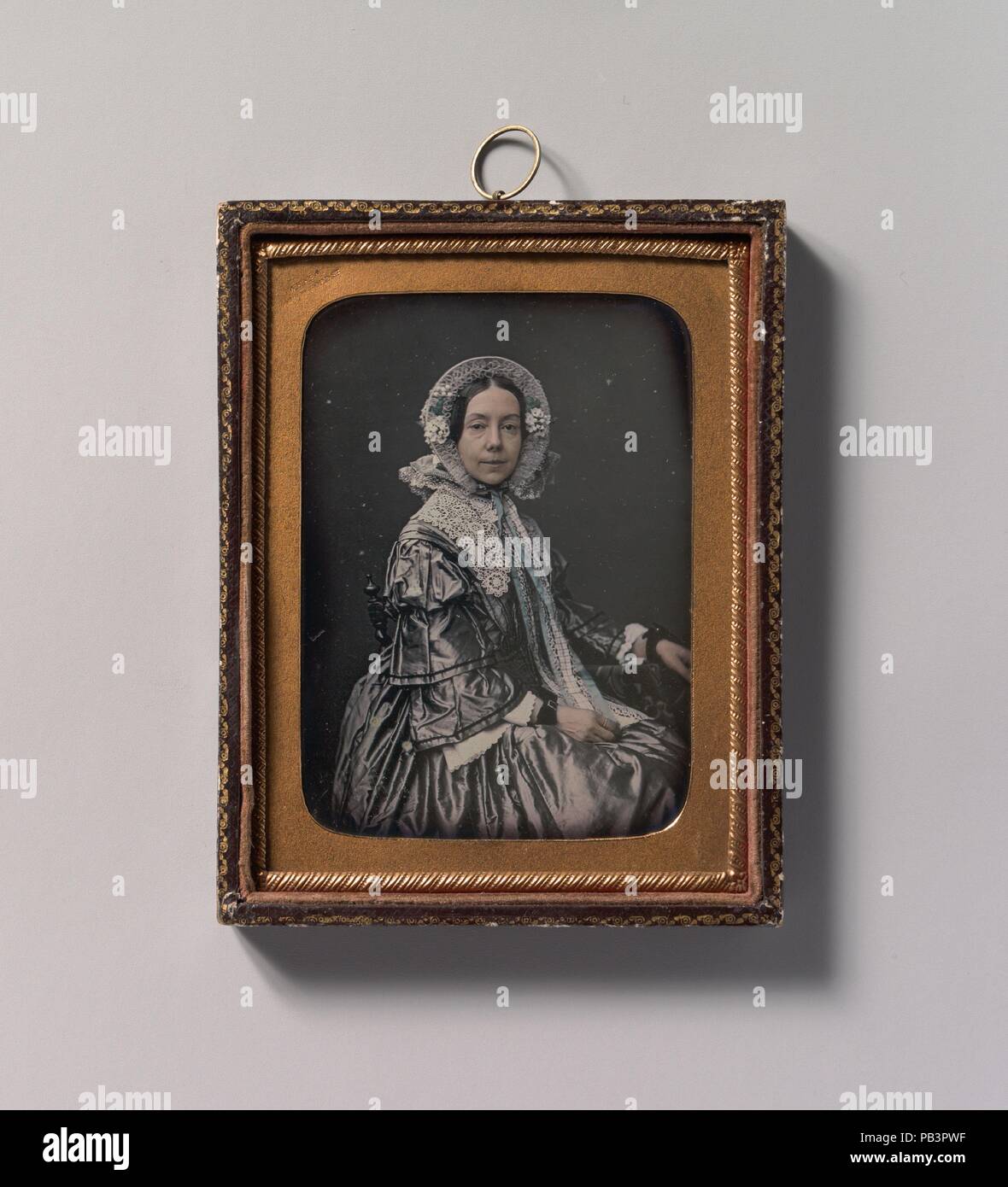 [Seduto di mezza età Donna vestita di raffinatezze]. Artista: William Hardy Kent (American, 1819-1907 Inghilterra England). Dimensioni: Immagine: 9 x 6,3 cm (3 9/16 x 2 1/2 in.), Piastra: 10,8 x 8,3 cm (4 1/4 x 3 1/4 in.) telaio: 12,1 x 9,2 cm (4 3/4 x 3 5/8 in.). Data: 1854-60. Museo: Metropolitan Museum of Art di New York, Stati Uniti d'America. Foto Stock