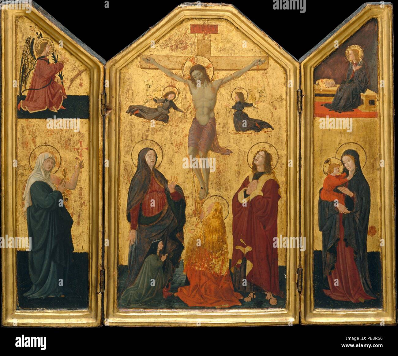 La crocifissione. Artista: Paolo Uccello (Paolo di Dono) (Italiano, 1397-1475 Firenze Firenze). Dimensioni: sagomati superiore, pannello centrale, complessivamente, con telaio impegnato, 18 x 11 in. (45,7 x 27,9 cm); pannello centrale, superfici verniciate 16 1/2 x 9 1/2 in. (41,9 x 24,1 cm); l'ala sinistra, nel complesso, con telaio impegnato, 18 x 5 5/8 in. (45,7 x 14,3 cm); l'ala sinistra, superfici verniciate 16 1/2 x 4 1/4 in. (41,9 x 10,8 cm); l'ala destra, complessivamente, con telaio impegnato, 18 x 5 1/4 in. (45,7 x 13,3 cm); l'ala destra, superfici verniciate 16 1/2 x 3 3/4 in. (41,9 x 9,5 cm). Data: probabilmente mid-1450s. Uccello è più noto per la sua battaglia Foto Stock