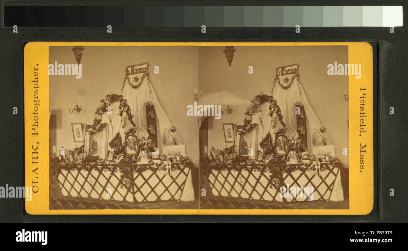 807 vista interna di una fiera o chiesa bazaar che illustrano le tabelle drappeggiati con fiori e disposti con elementi, tra cui una tavola con fotografie e dipinti etichettato come "in memoriam" (NYPL B11707541-G90F278 012F) Foto Stock