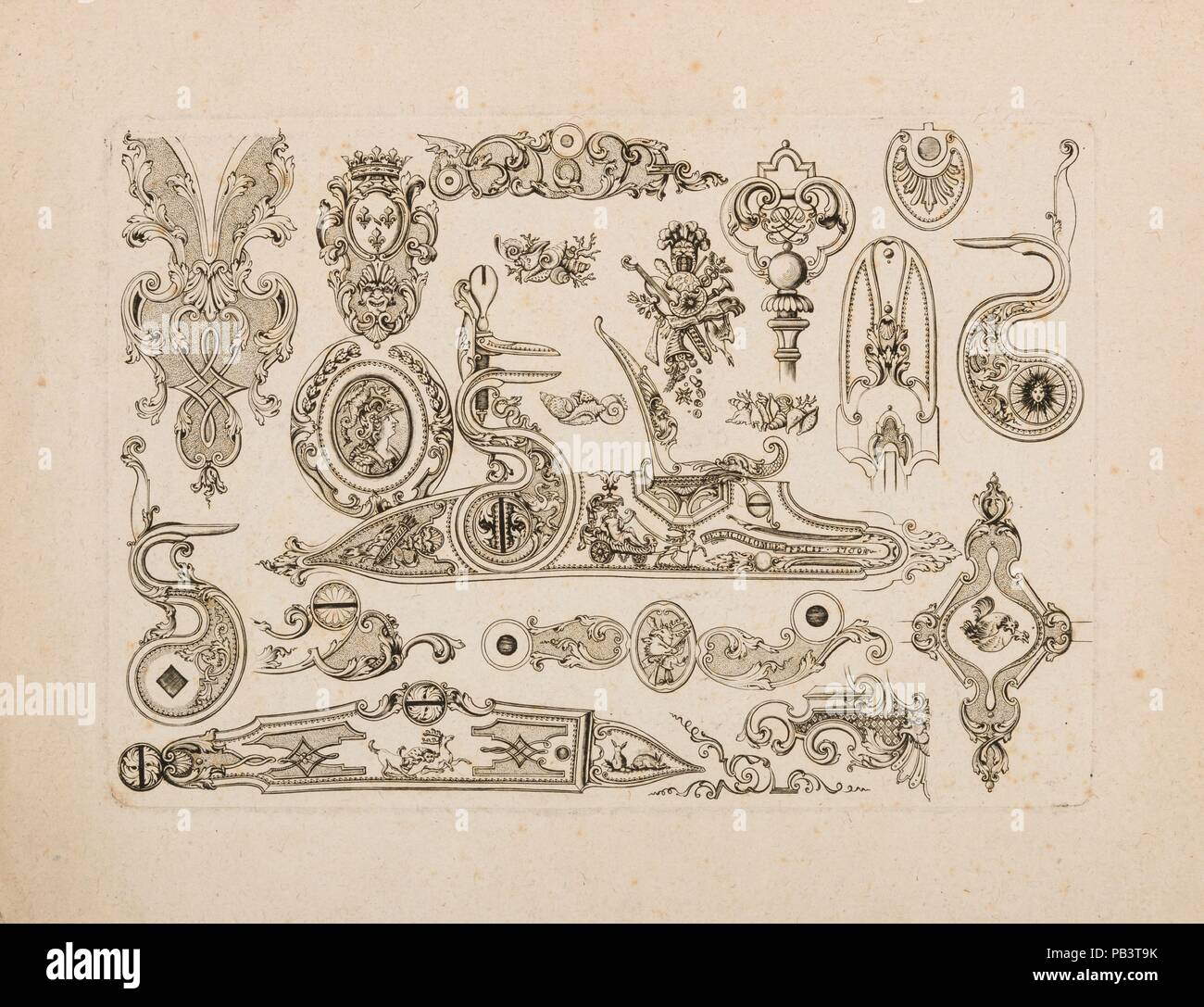 Piastra da cinque Nouveavx Desseins D'Arquebvseries. Artista: De Lacollombe (francese, Parigi, active ca. 1702-ca. 1736). Cultura: francese, Parigi. Dimensioni: foglio: 11 1/2 x 9 in. (29,2 x 22,9 cm); piastra: 9 3/8 x 6 5/8 in. (23,8 x 16,8 cm). Data: 1730. Il pattern book a cui questa appartiene di incisione è stato tra i più influenti mezzi mediante i quali la moda francese di armi da fuoco ornamento sparsi in tutta Europa ed è rimasta in stile leader per tutto il XVIII secolo. Destinati ad essere realizzati in acciaio cesellato, cast argento e legno intagliato, questi disegni dimostrano la giocosa e inventiva Foto Stock