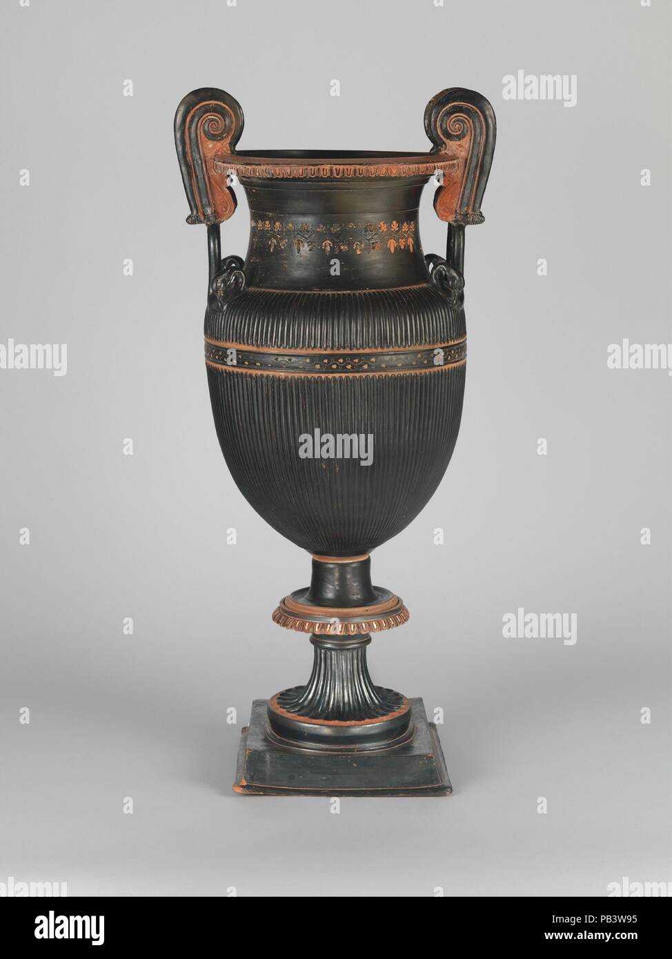 Coppia di terracotta voluta-kraters (vasi per la miscelazione di acqua e vino) con gabbie. Cultura: greco, Sud italiano, pugliese. Dimensioni: base: 10 a. (25,4 cm) VASO: 29 1/4 in. (74,3 cm) 39 × 18. (99,1 × 45,7 cm). Data: terzo trimestre del IV secolo A.C. Sebbene questi voluta-kraters potrebbe essere stato modellato dopo esempi di bronzo, essi sono imponenti opere nella loro propria destra. Sud vasi italiana sono spesso interpretato come è stato fatto per la tomba. Indipendentemente dalla loro collocazione finale, nero-pezzi smaltati con nessuna evidente riferimento funerario probabilmente primo servito in vita. Museo: Metropoli Foto Stock