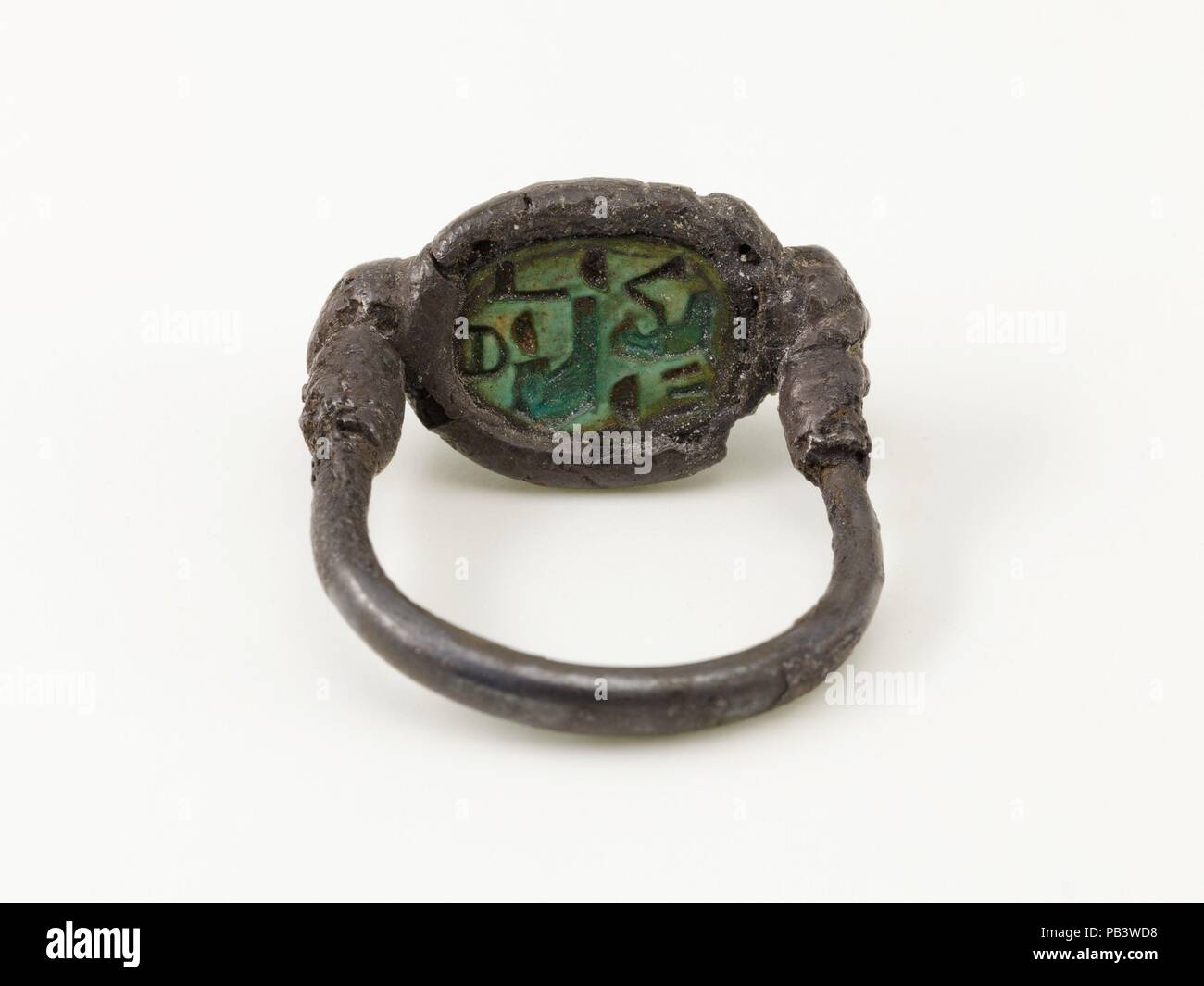 Scarabeo dito anello inscritto " Dio la moglie di Hatshepsut'. Dimensioni: Anello: w. 2,4 cm (15/16); l. con l'impostazione 2.7 cm (1 1/16); h. 1,3 cm (1/2 in) SCARABEO: l. 1,4 cm (9/16 in); w. 1,2 cm (1/2 in); th. 0,7 cm (1/4 in). Dynasty: Dynasty 18. Regno: Joint regno di Hatshepsut e Thutmosi III. Data: ca. 1479-1458 A.C. Questo anello è tipico in forma per il nuovo regno anelli aventi un montato scarabeo. I nomi di iscrizione "Dio la moglie' Hatshepsut. È stato scoperto il terzo dito di un uomo di sinistra. Museo: Metropolitan Museum of Art di New York, Stati Uniti d'America. Foto Stock