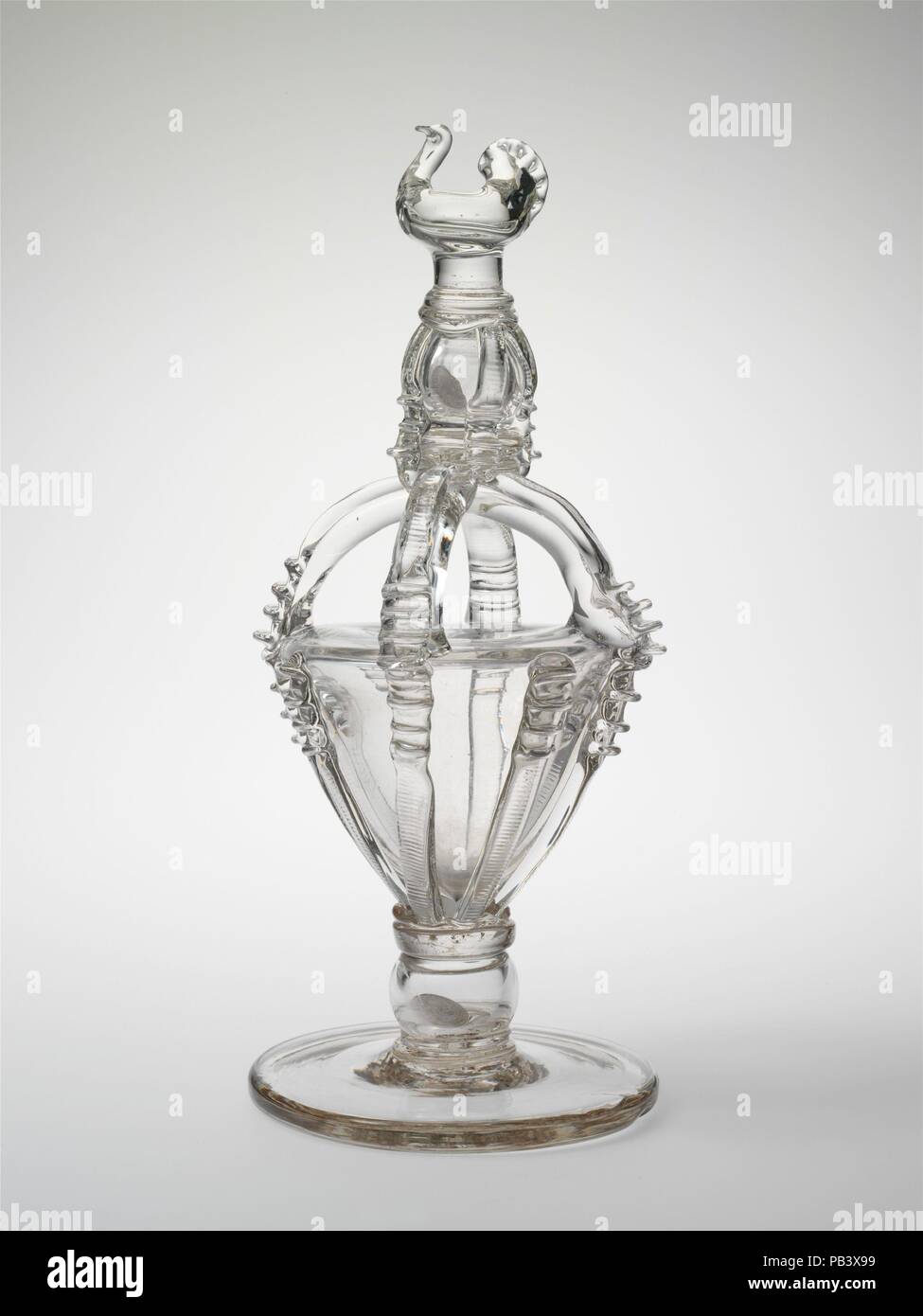 Banca. Cultura: American. Dimensioni: H. 10 1/4 in. (26 cm). Autore: eventualmente Boston & Sandwich Glass Company (American, 1825-1888, Sandwich, Massachusetts). Data: 1833-50. La cava di knop sotto l'uccello Terminale per tenda su Questa banca contiene cinque-cento americano pezzo argento datata 1833. Una decina di moneta da un centesimo della stessa data si trova nella cavità dello stelo. Come è tipico di vetro del Massachusetts orientale origine, la forma e lo stile della decorazione suggeriscono un inglese un antecedente. Museo: Metropolitan Museum of Art di New York, Stati Uniti d'America. Foto Stock