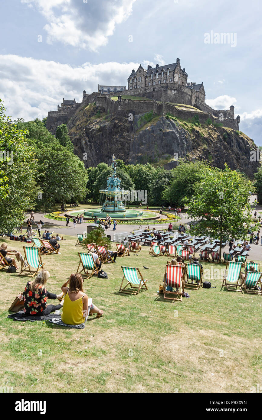 Il restaurato Ross fontana nella zona ovest di Princes Street Gardens Edinburgh in Scozia con il Castello di Edimburgo in background. Foto Stock