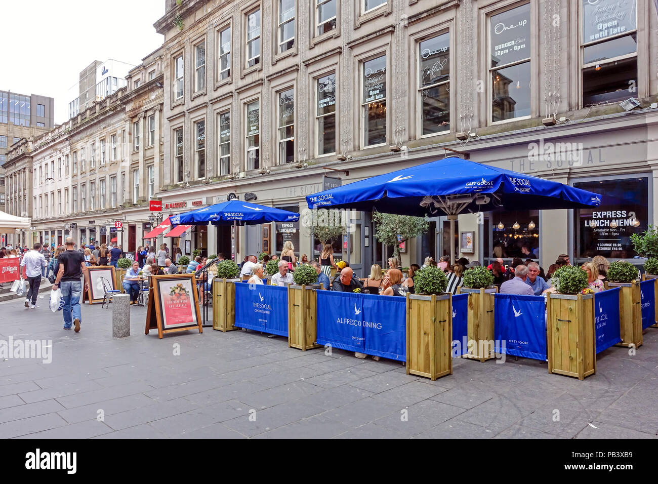 Il sociale sulla Piazza pasti al fresco fuori del ristorante e il Cafe Royal Exchange Square Città di Glasgow Scotland Regno Unito Foto Stock
