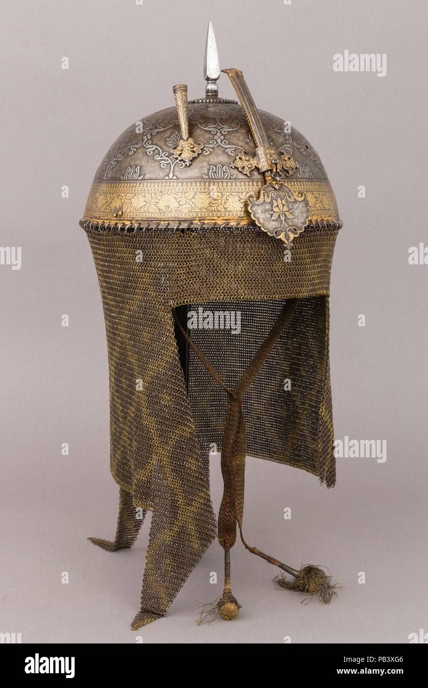 Casco e protezioni del braccio. Cultura: Indiano. Dimensioni: casco (a); H. comprese mail 19 1/2 in. (49,5 cm); H. compresi nasale 9 3/4 in. (24,8 cm); H. ad esclusione di mail e nasale 6 1/8 in. (15,6 cm); W. 8. (20,3 cm); D. 8 11/16 in. (22,1 cm); Wt. 2 lb. 13,1 oz. 1278.6 (g). Data: XVI secolo. Museo: Metropolitan Museum of Art di New York, Stati Uniti d'America. Foto Stock