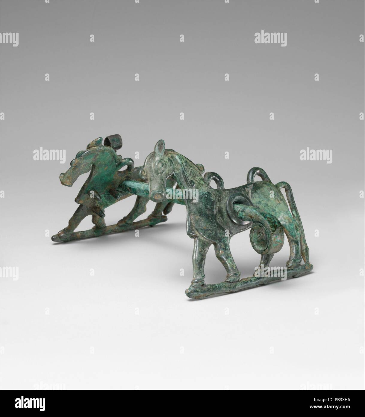 Horse bit con Guanciole per nella forma di un cavallo. Cultura: l'Iran. Dimensioni: 5.12 in. (13 cm). Data: ca. 8-VII secolo A.C. Museo: Metropolitan Museum of Art di New York, Stati Uniti d'America. Foto Stock