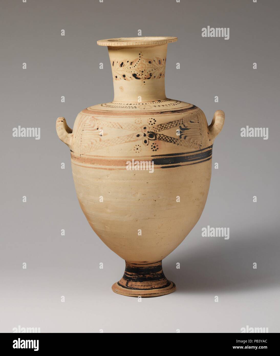 La terracotta Hadra hydria (acqua jar). Cultura: greco, tolemaico cretese. Dimensioni: h. 17 5/8 in (44,8 cm); d. 9 7/8 in (25.1 cm). Data: ca. 213 A.C. inscritto 'Theudotos' relativamente ferma data di questa hydria è fornito dal suo stretto rapporti stilistici di hydria 90.9.29 (in vista nel caso 9 della Corte Romana), che ha una data in modo sicuro l'iscrizione. Le navi sono pensati per essere dallo stesso artista poiché sia la funzione decorativa di combinazione a tratteggio incrociato bande diagonali con un quattro-petaled rosette e punteggiata di rosette incorniciato da lateralmente a palmette fronde. Museo: Metropolitan Museum Foto Stock