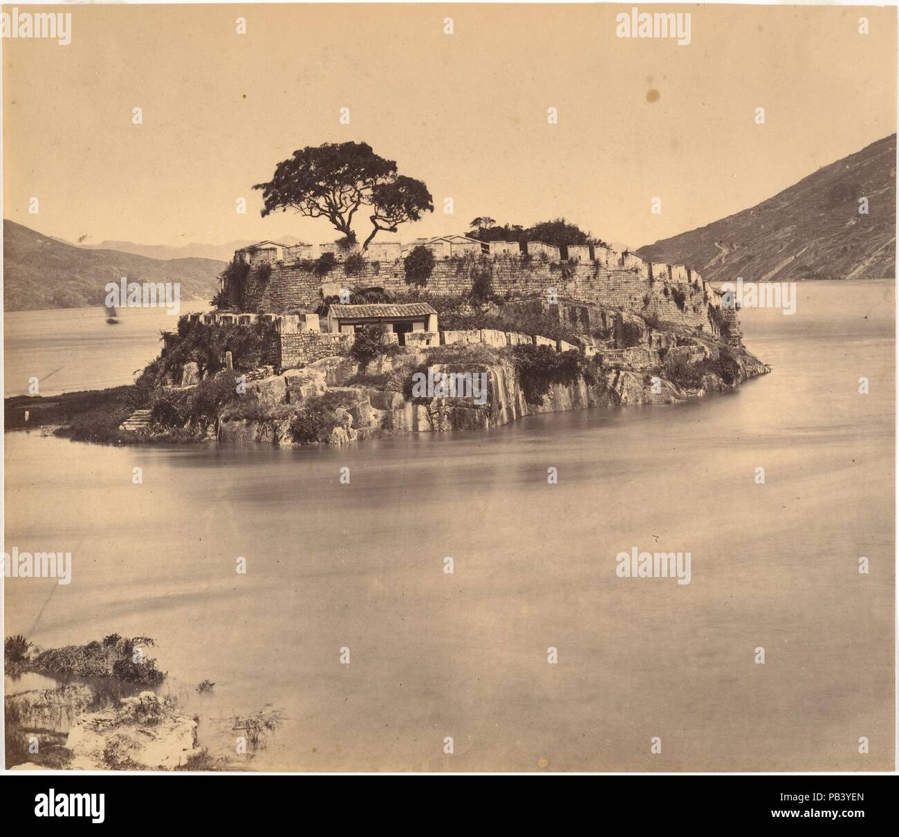 Ming Gam Pass Fiume Min. Artista: attribuito a Tung Hing (Cinese, attivo 1870s). Dimensioni: Immagine: 9 5/16 × 10 13/16 in. (23,6 × 27,4 cm). Data: ca. 1869. Museo: Metropolitan Museum of Art di New York, Stati Uniti d'America. Foto Stock