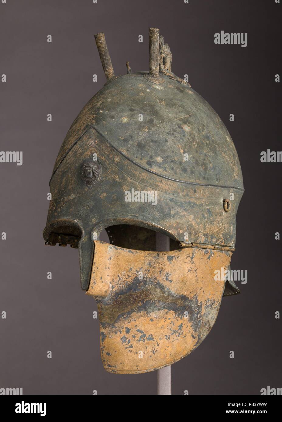 Casco, Corazza e Greave. La cultura etrusca. Dimensioni: casco (a); H 13 a. (33 cm); W. 7 1/8 in. (18,1 cm); D. 9 7/8 in. (25,1 cm); Wt. 3 lb. 2.7 oz. 1437.3 (g); corazza (b, c); H. 20 1/2 in. (52,1 cm); W. 14 7/8 in. (37,8 cm); D. 11 a. (27,9 cm); Wt. 6 lb. 13,7 oz. 3109.9 (g); greave (d); H. 18 a. (45,7 cm); W. 6 1/4 in. (15,9 cm); D. 5 1/4 in. (13,3 cm); Wt. 1 lb. 3.2 oz. (544.3 g). Data: fine V-IV secolo A.C. Questa panoplia comprende un ensemble di adattamento del casco, Corazza e greave (shin guard), che sono rare opere etrusche esemplificativo delle migliori qualità di forma e de Foto Stock