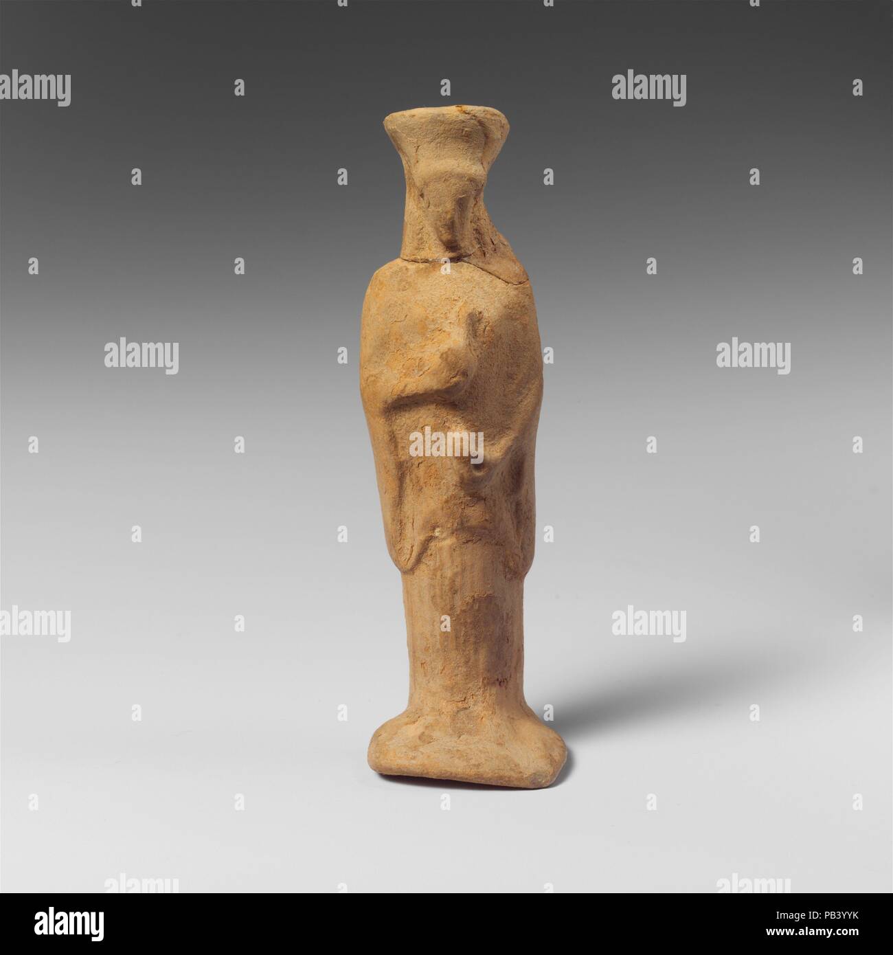 Figure di terracotta di una donna. Cultura: greco, corinzio. Dimensioni:  H.: 4 3/16 in. (10,6 cm). Data: inizio del V secolo A.C. Il polo di alta ( copricapo) può identificare la figura come