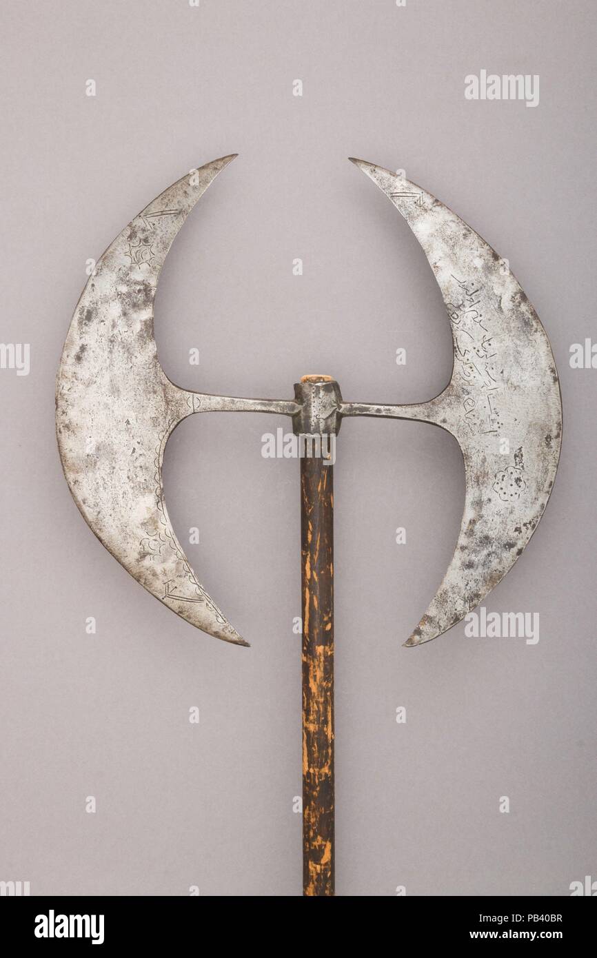 Double-bladed processionale Ax. Cultura: Indiano settentrionale. Dimensioni: L. 50 a. (127 cm); L. di testa 15 1/4 in. (38,7 cm); W. 15 1/2 in. (39,4 cm); Wt. 2 lbs. 8.9 oz. 1159.5 (g). Data: blade, 1170 A.H./1756-57 D.C.; albero, XIX o xx secolo. Museo: Metropolitan Museum of Art di New York, Stati Uniti d'America. Foto Stock