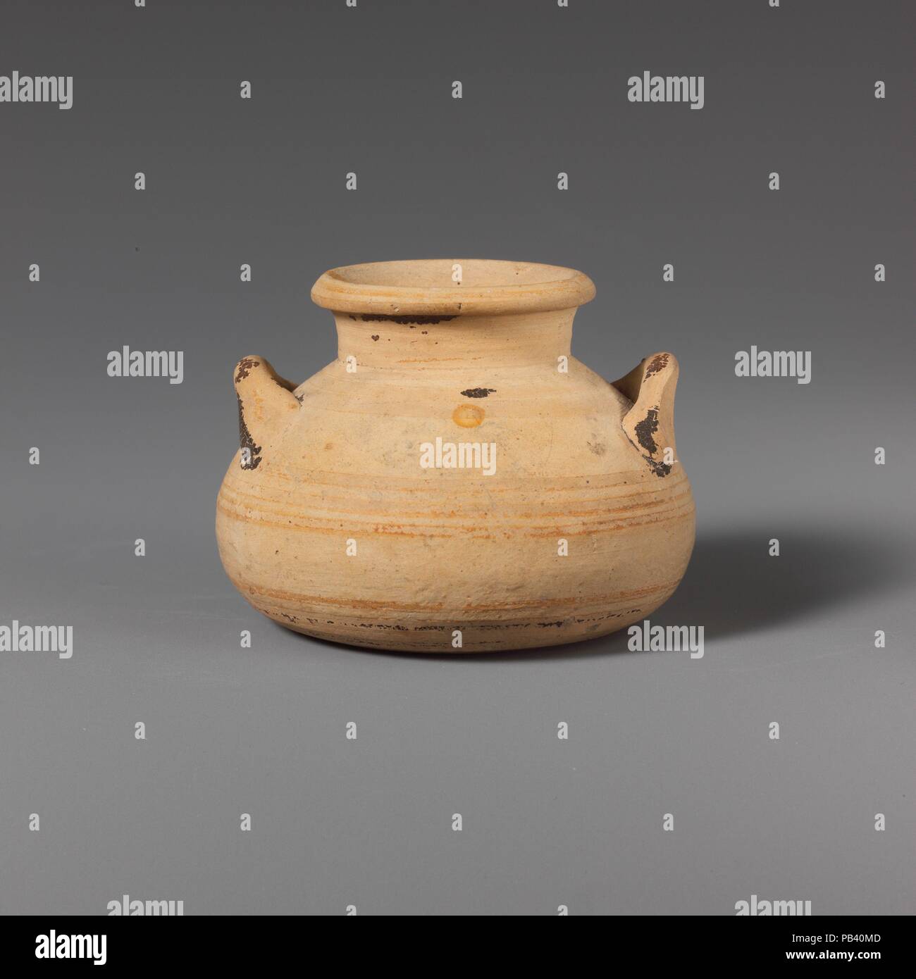 Alabastron di terracotta (JAR). Cultura: micenea i. Dimensioni: H. 1 3/4 in. (4,5 cm.). Data: ca. 1600-1050 A.C. Corpo basso e due piccoli manici. Museo: Metropolitan Museum of Art di New York, Stati Uniti d'America. Foto Stock