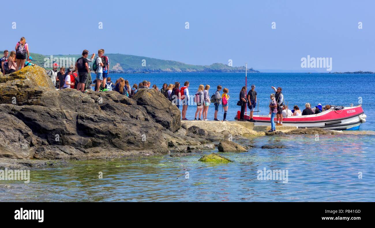 Gli studenti in coda per la gita in barca a St Michael's Mount,Karrek Loos yn Koos,Marazion,Cornwall,l'Inghilterra,uk Foto Stock