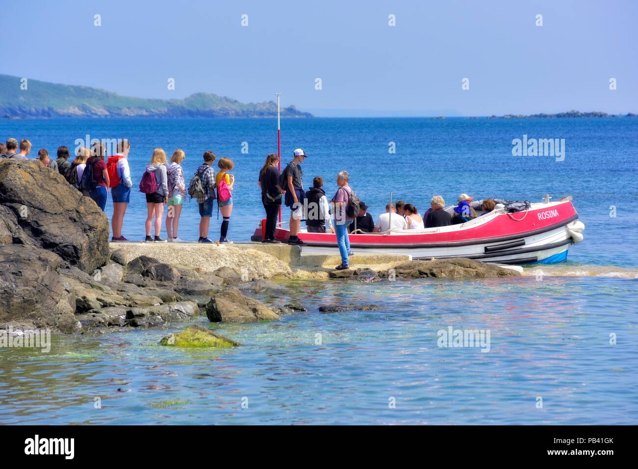 Gli studenti in coda per la gita in barca a St Michael's Mount,Karrek Loos yn Koos,Marazion,Cornwall,l'Inghilterra,uk Foto Stock