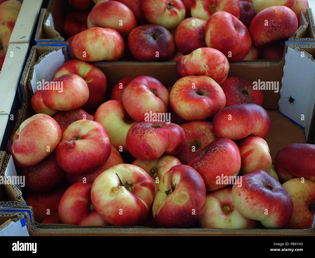 Una grande selezione di frutta in vendita su questo mercato all'aperto di sete, il sud della Francia la grande ondata di caldo dell'estate 2018 Foto Stock