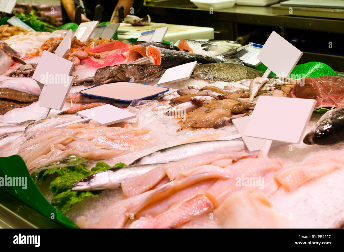 Pesce fresco, frutti di mare e specialità di mare sul bancone di ghiaccio in ipermercato alimentare. Refrigerate di filetto di pesce e molluschi oceanici. Costa Brava, Catalonia, Blane Foto Stock