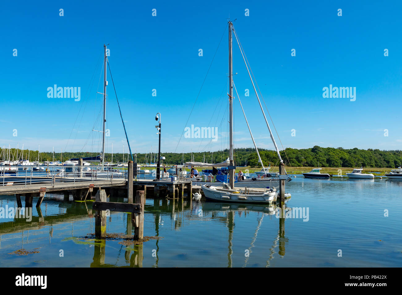 Buckler di difficile Hampshire Inghilterra Luglio 23, 2018 barche ormeggiato sul fiume Beaulieu Foto Stock