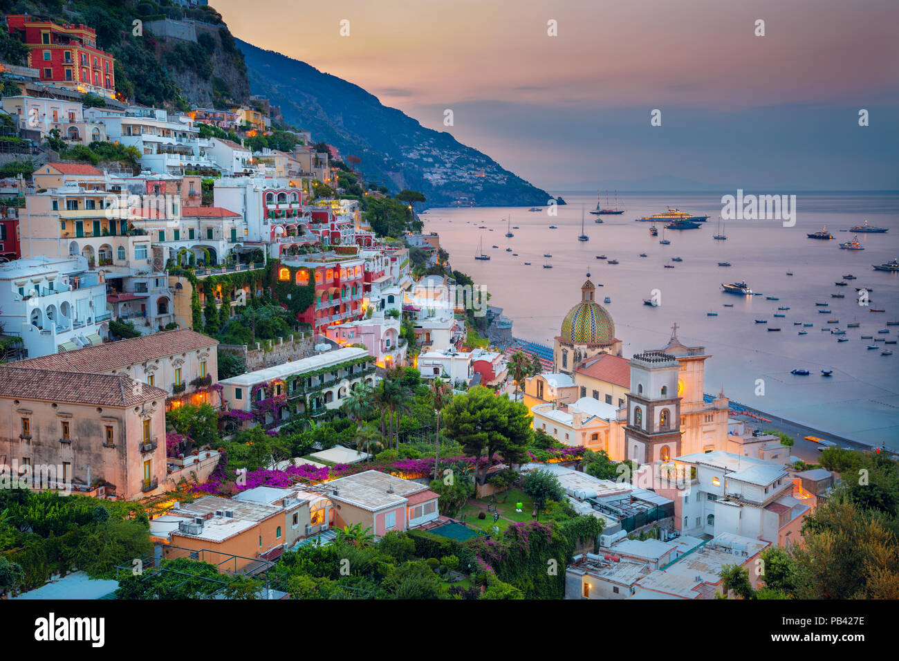 Positano. Immagine aerea della famosa città di Positano situata sulla Costiera Amalfitana, in Italia durante l'alba. Foto Stock