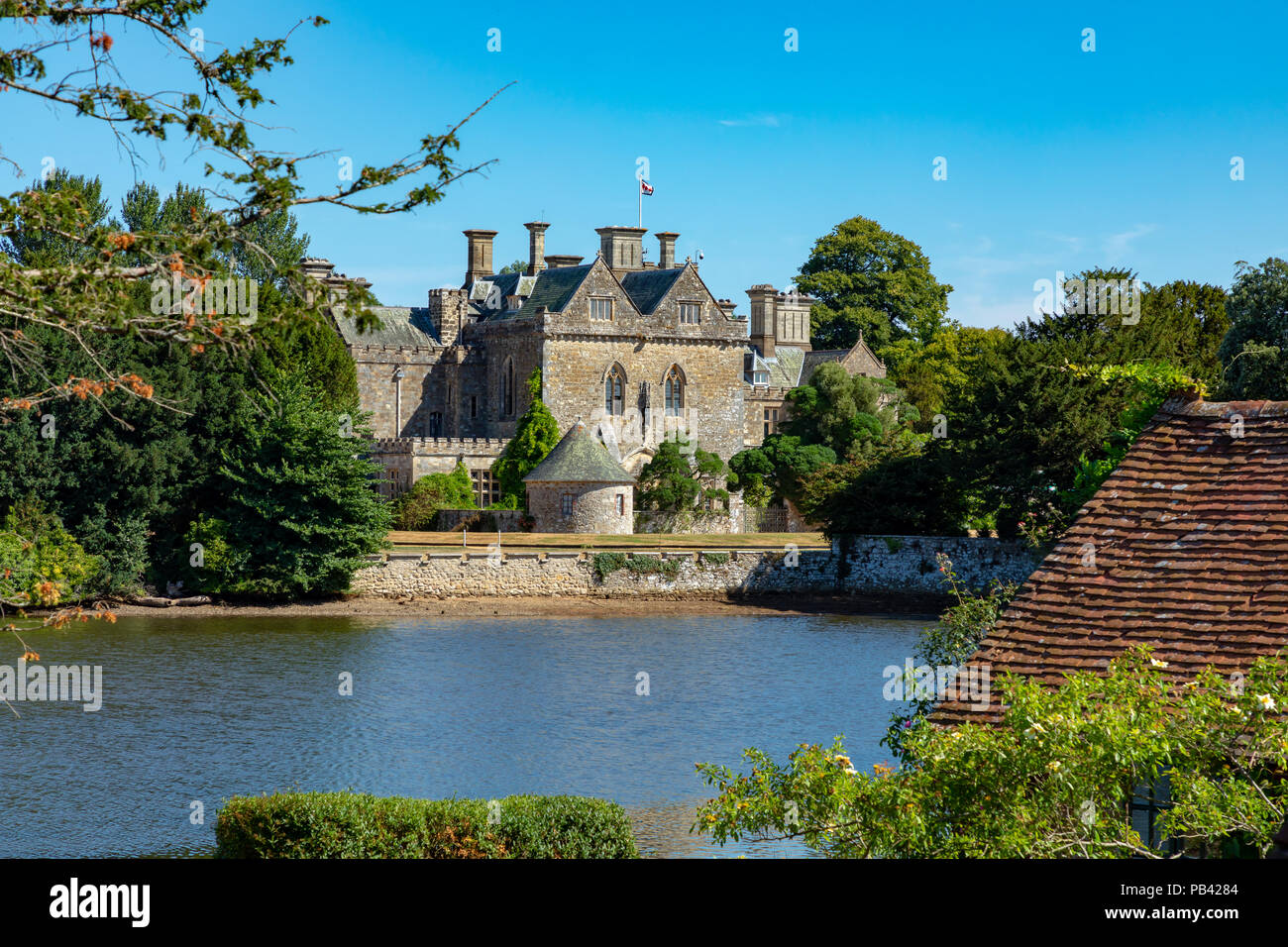 Beaulieu Hampshire Inghilterra Luglio 23, 2018 La Casa Palace, si vede attraverso il fiume Beaulieu Foto Stock Beaulieu Hampshire Inghilterra Luglio 23, 2018 La Casa Palace, si vede attraverso il fiume Beaulieu Foto Stock