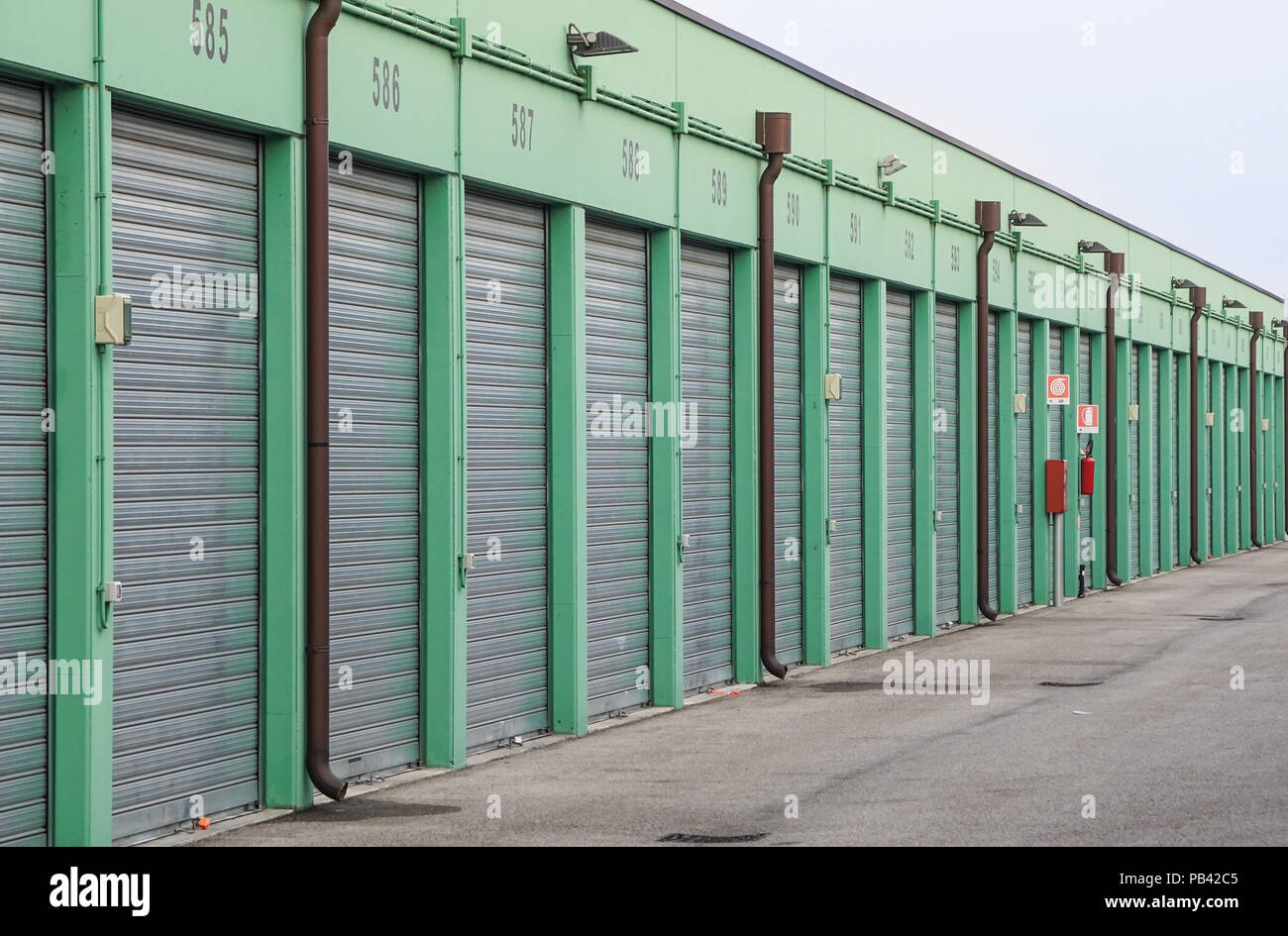 Numerate self storage e mini storage unità garage Foto Stock