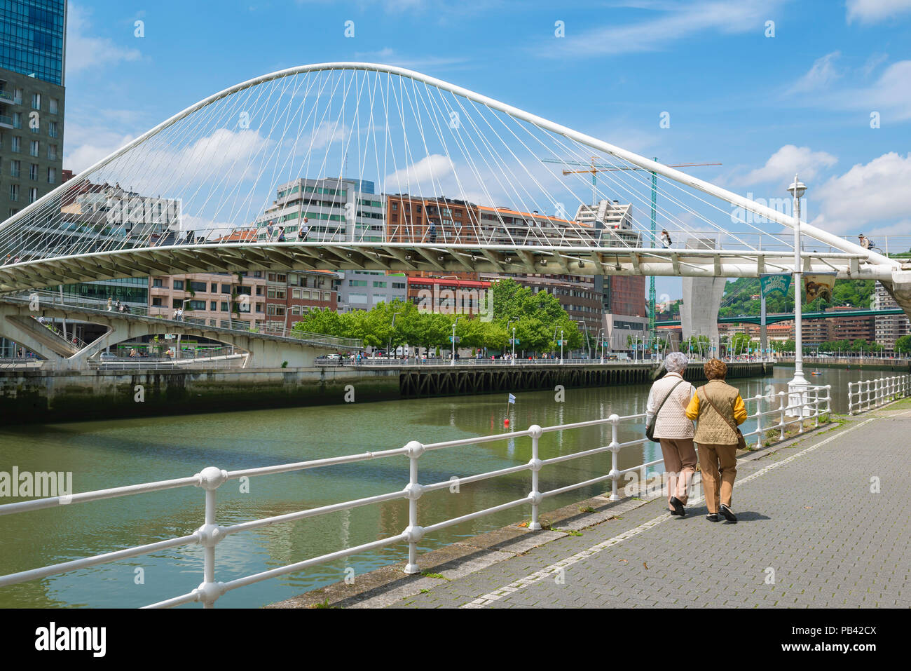 Bilbao Ponte Zubizuri, vista di Santiago Calatrava progettato Zubizuri (ponte bianco) coprendo il Ria de Bilbao (Rio Nervion) a Bilbao, Spagna. Foto Stock