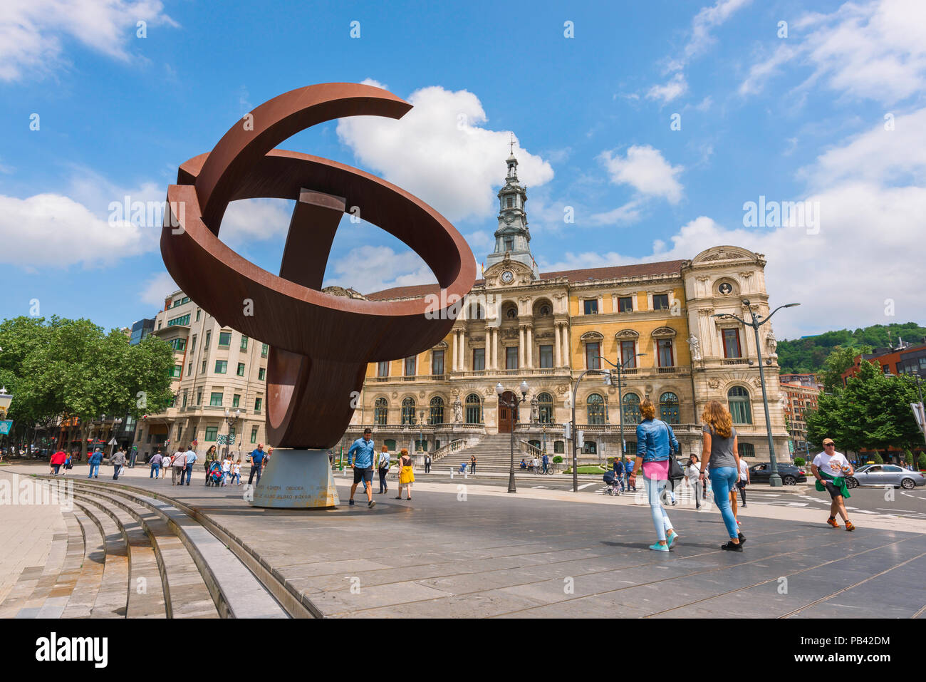 Centro citta' di Bilbao, vista del municipio (Ayuntamiento) edificio modernista e scultura intitolata L'alternativa di forma ovoidale (Jorge Oteiza) Bilbao, Spagna. Foto Stock