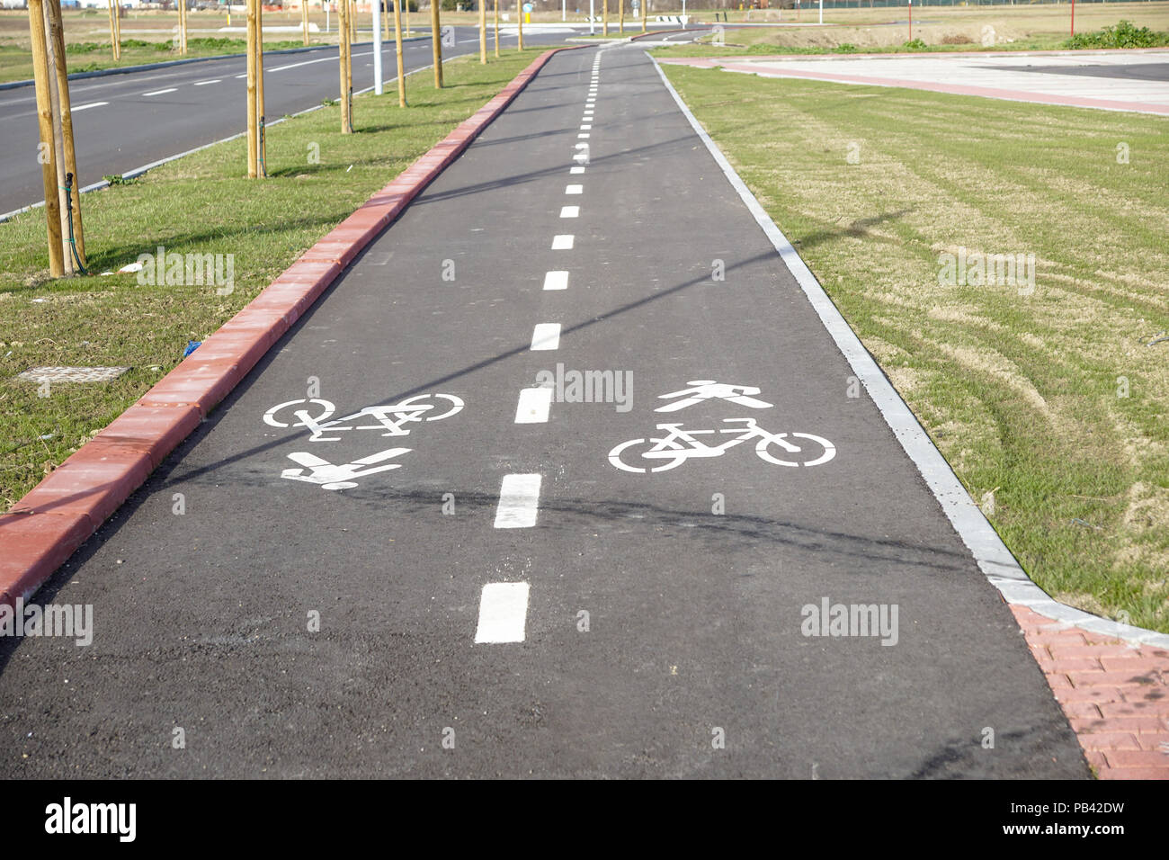 Pedoni e ciclisti condividendo le corsie di strada con la segnaletica stradale in città. Foto Stock