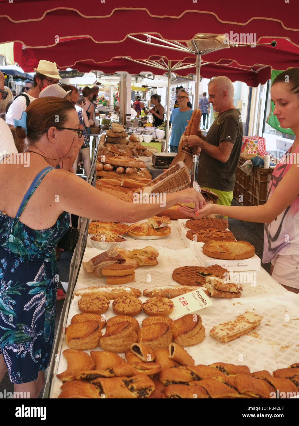 Una grande selezione di pasticceria in vendita su questo mercato all'aperto di sete, il sud della Francia la grande ondata di caldo dell'estate 2018 Foto Stock