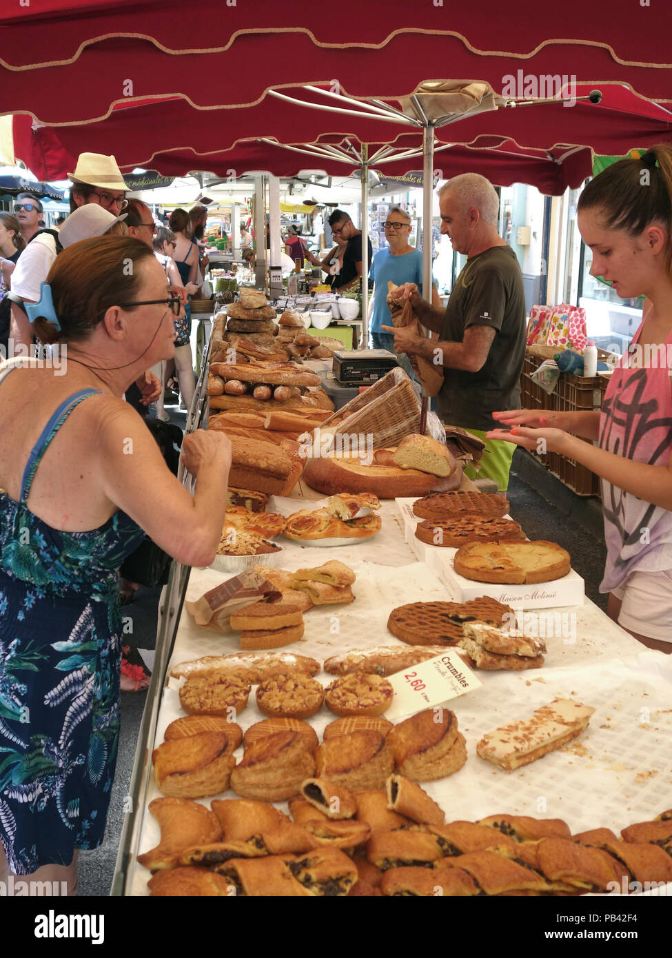 Una grande selezione di pasticceria in vendita su questo mercato all'aperto di sete, il sud della Francia la grande ondata di caldo dell'estate 2018 Foto Stock