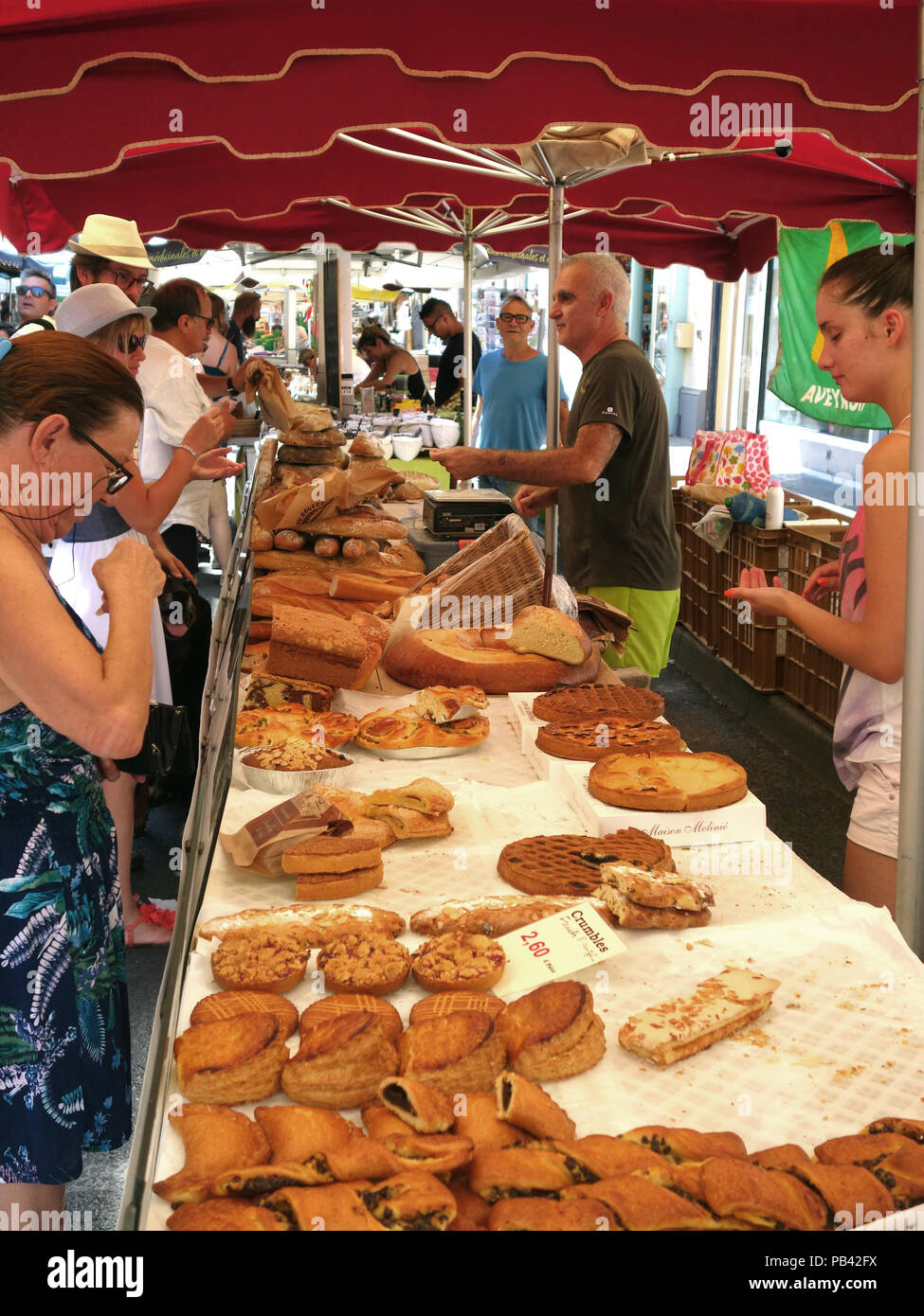 Una grande selezione di pasticceria in vendita su questo mercato all'aperto di sete, il sud della Francia la grande ondata di caldo dell'estate 2018 Foto Stock